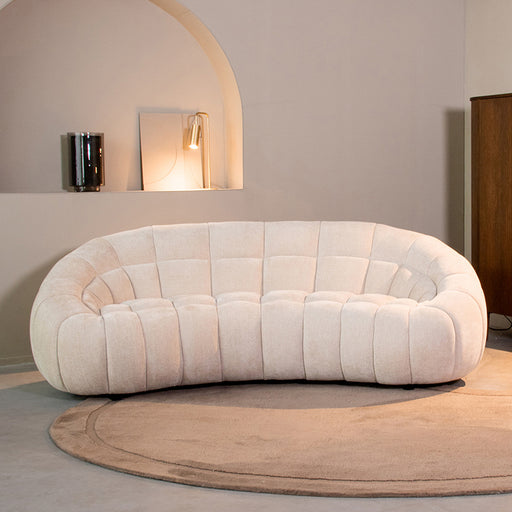 LABEL51 Cloud 3-zitsbank in naturel chenille met een gebogen, gestoffeerd design van 238 cm breed.
