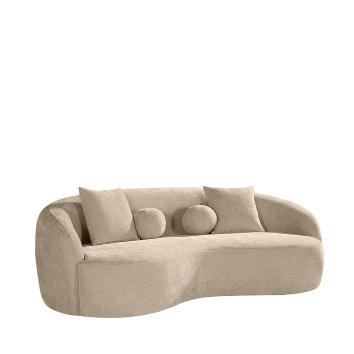 LABEL51 Novo 3-zitsbank in clay chenille met een organisch, gebogen design en bijpassende sierkussens.