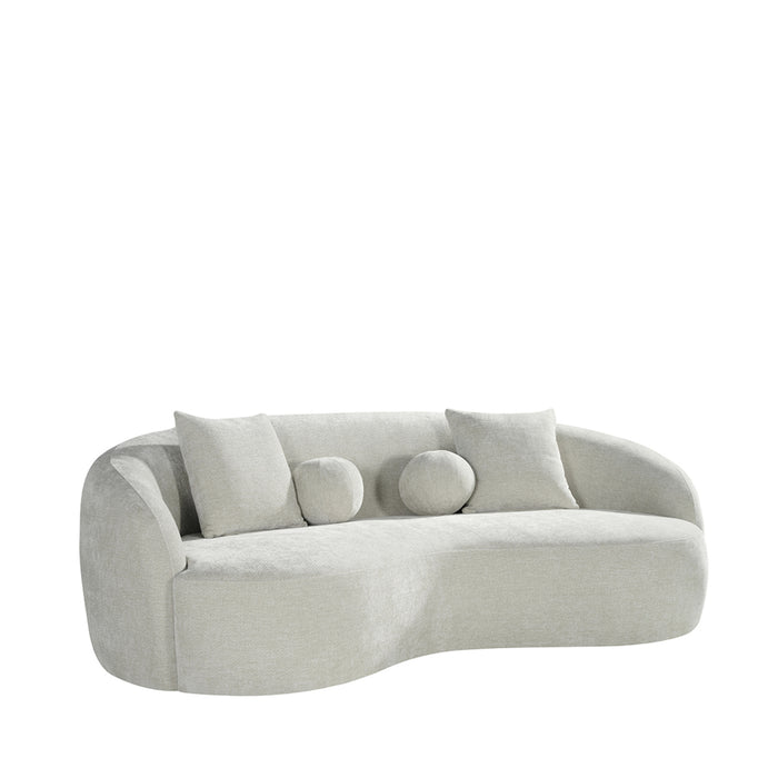 LABEL51 Novo 3-zitsbank in naturel chenille met een gebogen design en bijpassende sierkussens.
