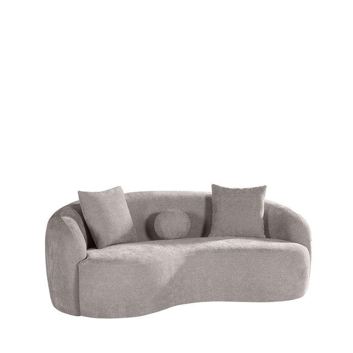 LABEL51 Novo 2,5-zitsbank in stone chenille met een gebogen design en bijpassende sierkussens.