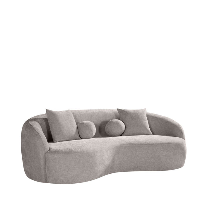LABEL51 Novo 3-zitsbank in stone chenille met een gebogen design en bijpassende sierkussens.