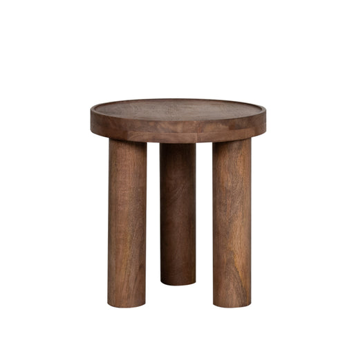 LABEL51 Elly bijzettafel van bruin mangohout met een rond blad en drie robuuste, cilindervormige poten.