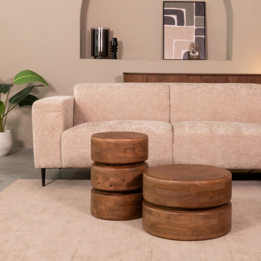 Ronde LABEL51 Milly bijzettafel van nature smooth mangohout met een robuust, gestapeld design van 35 cm breed.