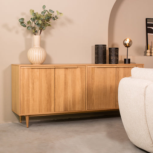 LABEL51 Jule dressoir van 200 cm in naturel eikenhout met een stijlvol geribbeld front en slanke houten poten.