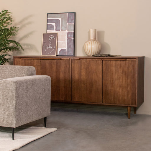LABEL51 Jule dressoir van 200 cm in walnoothout met geribbelde deuren en slanke houten poten in een modern interieur.