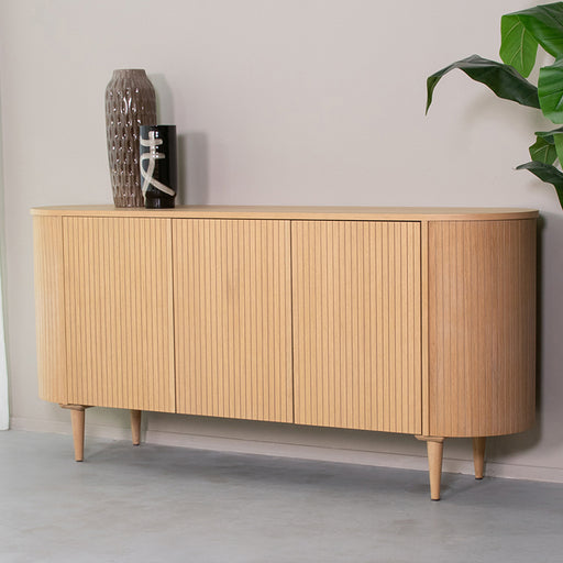 LABEL51 dressoir Oliva in naturel eiken met afgeronde hoeken, latjesdesign en vier deuren, 180 cm breed.
