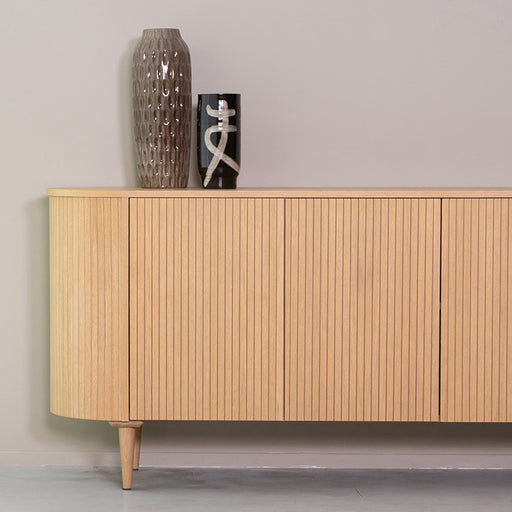 LABEL51 Oliva dressoir van naturel eikenhout met afgeronde hoeken, verticale latjes en twee decoratieve vazen.