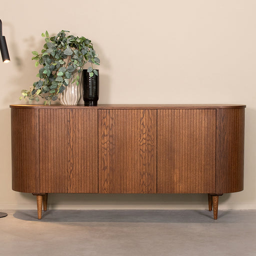 LABEL51 dressoir Oliva in walnoot en eiken, 180 cm breed met drie geribbelde deuren en afgeronde hoeken.