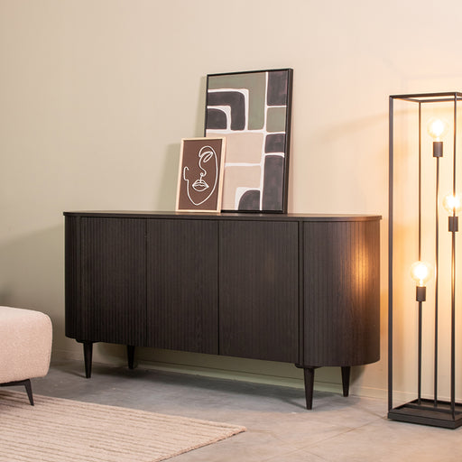 LABEL51 dressoir Oliva in zwart eikenhout met drie deuren, 180 cm breed, op slanke zwarte poten.