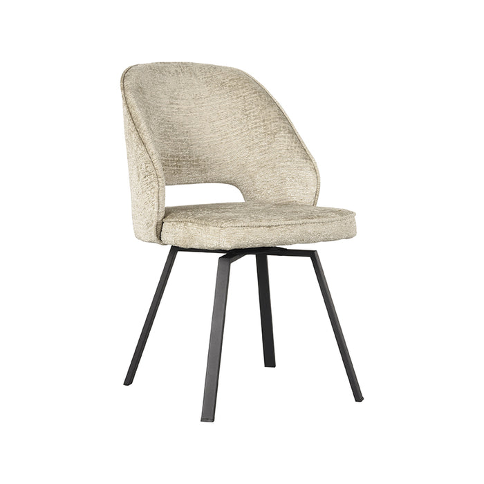 LABEL51 Lewis draaibare eetkamerstoel in beige chenille stof met een zwart metalen onderstel.