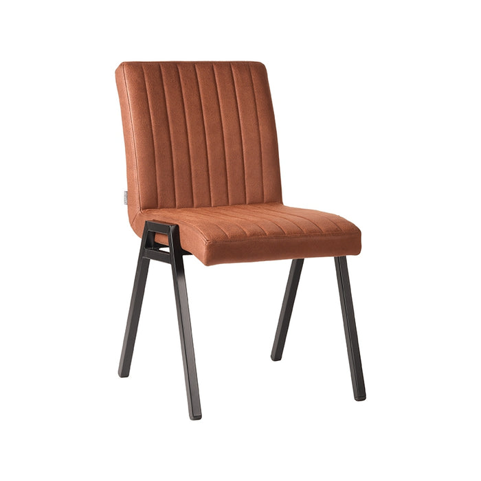 LABEL51 Matz eetkamerstoel in cognac microvezel met verticale stiksels en zwart metalen V-frame.