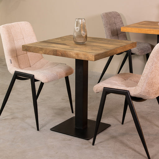 Vierkant 70x70 cm mangohouten tafelblad met rechte randen op een zwart metalen onderstel met gestoffeerde stoelen.
