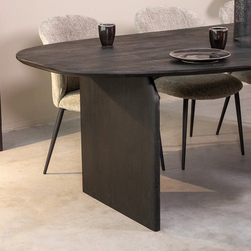 LABEL51 Cooper eettafel van zwart mangohout met organisch gevormd blad, 250 cm lang, op een robuuste houten poot.