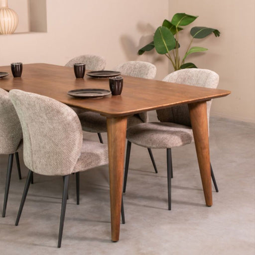 LABEL51 Fly eettafel van 190 cm in nature smooth mangohout met afgeronde hoeken en bijpassende gestoffeerde stoelen.