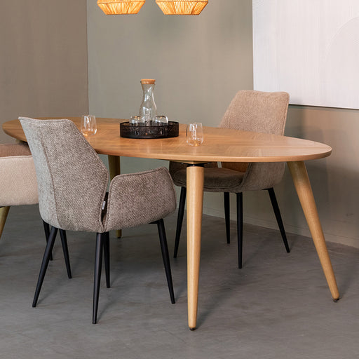 Ovale LABEL51 eettafel Ines van 210 cm in naturel eikenhout met houten poten in een sfeervol interieur.