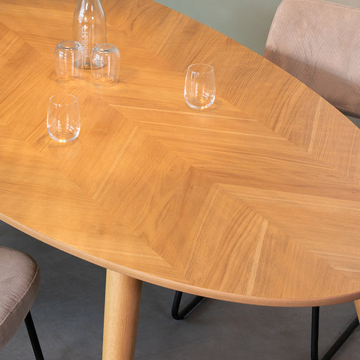 Ovale LABEL51 eettafel Ines van 240 cm in naturel eikenhout met een visgraatpatroon en houten poten.