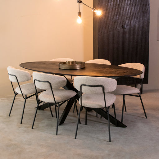Ovale zwarte mangohouten eettafel James van 210 cm met een robuust onderstel in een modern interieur.