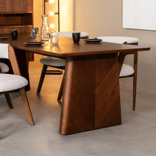 LABEL51 Jule eettafel van 210 cm in walnoot eiken met een robuust houten onderstel en een natuurlijke houtnerf.