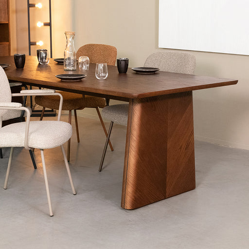 LABEL51 Jule eettafel van 240 cm in walnootkleurig hout met een robuust, schuin toelopend onderstel.