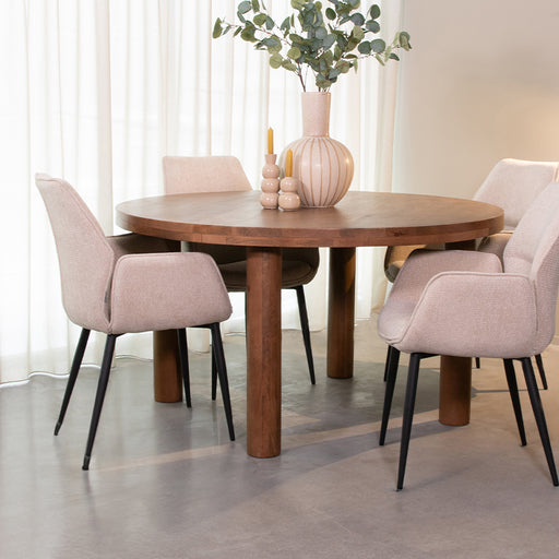 LABEL51 ronde eettafel Elly van 140 cm in naturel mangohout met robuuste houten poten en beige stoelen.