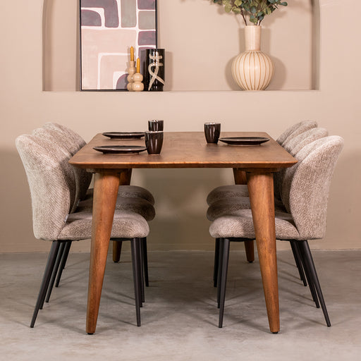 LABEL51 Fly eettafel van 220 cm in nature smooth mangohout met robuuste houten poten en bijpassende eetkamerstoelen.