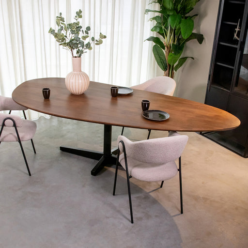 LABEL51 ovale eettafel Rosie van 220 cm in nature smooth mangohout met een centraal zwart metalen onderstel.