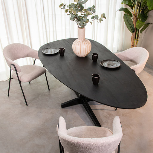 LABEL51 Rosie eettafel van zwart mangohout met organisch gevormd blad van 220 cm in een modern interieur.