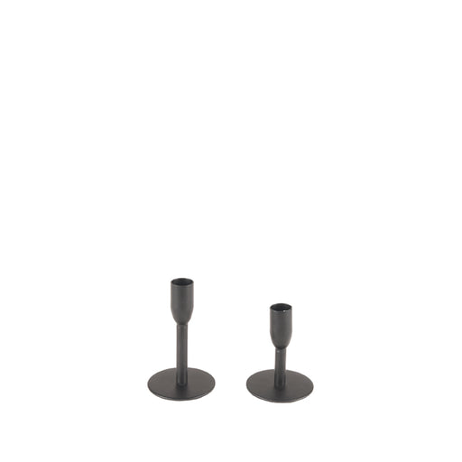 Twee zwarte metalen kandelaars van LABEL51 met een minimalistisch rond ontwerp op een witte achtergrond.