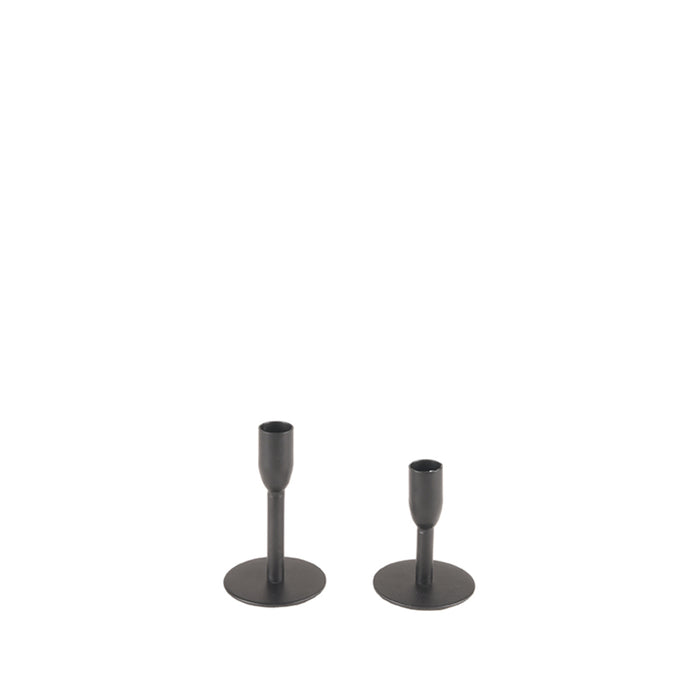 Twee zwarte metalen kandelaars van LABEL51 met een minimalistisch rond ontwerp op een witte achtergrond.