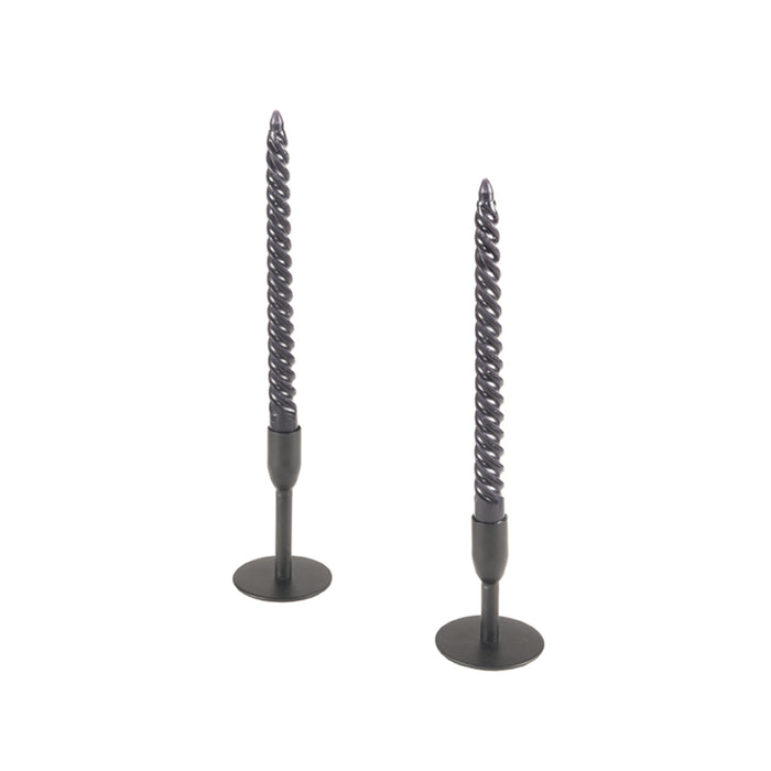 Twee zwarte metalen LABEL51 kandelaars van 13 cm hoog met gedraaide kaarsen op een witte achtergrond.