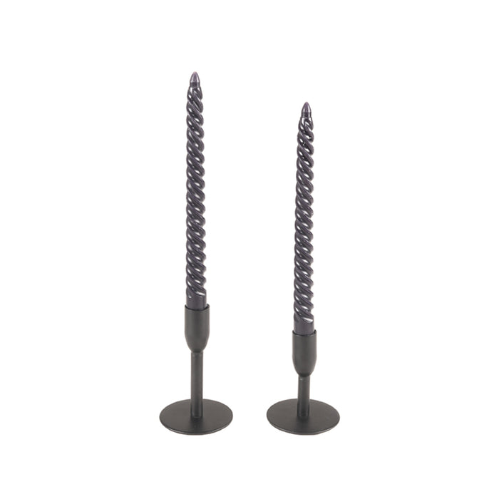 Twee zwarte metalen LABEL51 kandelaars van 13 cm hoog met gedraaide zwarte kaarsen op een witte achtergrond.