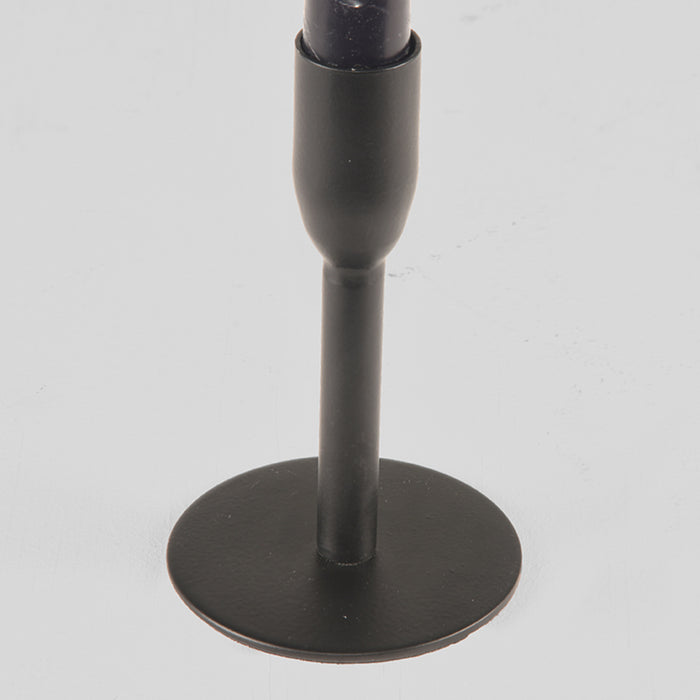 Compacte zwarte LABEL51 kandelaar van metaal met een ronde voet, 13 cm hoog.