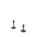Twee minimalistische zwarte metalen kandelaars van 13 cm hoog op een ronde voet.