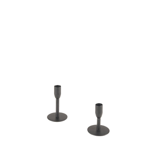 Twee minimalistische zwarte metalen kandelaars van 13 cm hoog op een ronde voet tegen een witte achtergrond.