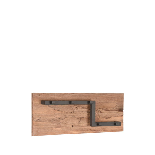 LABEL51 Road kapstok van 65x13x25 cm met burned steel metalen haken op een houten wandpaneel.