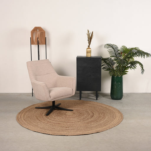 Zwarte LABEL51 ladekast Cotia van mangohout met vier lades en metalen poten in een stijlvol interieur.