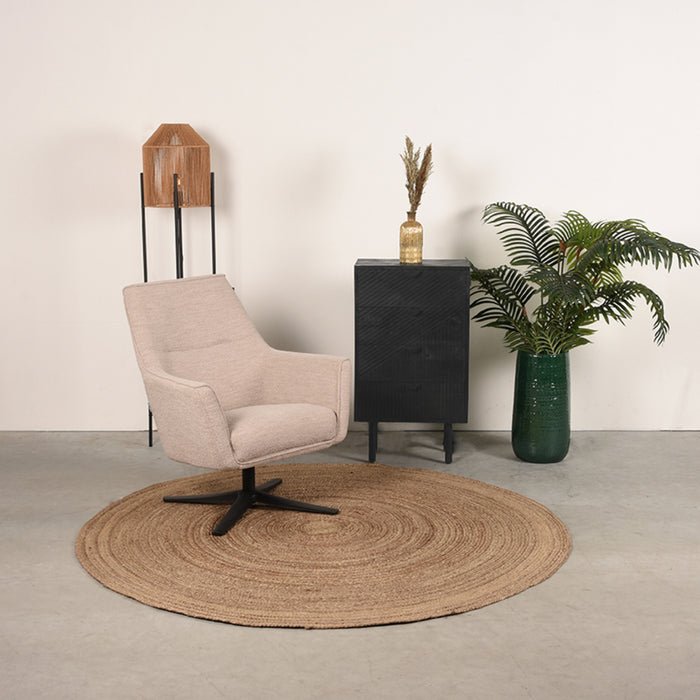 Zwarte LABEL51 ladekast Cotia van mangohout met vier lades en metalen poten in een stijlvol interieur.