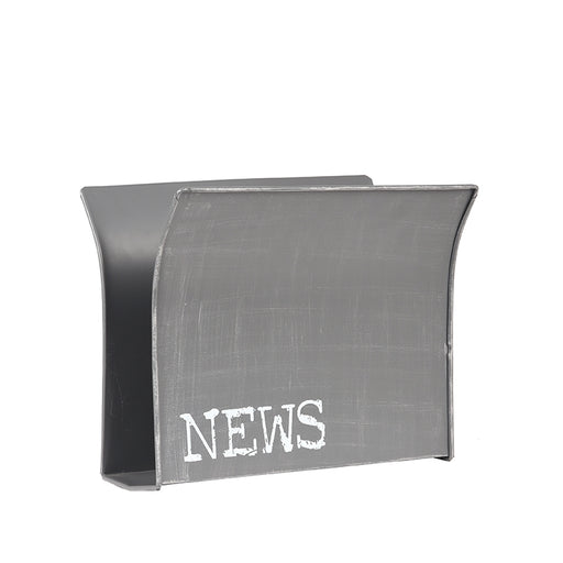 Industriële LABEL51 magazinehouder van antiek grijs metaal met witte vintage 'NEWS' print, 35x18x29 cm.
