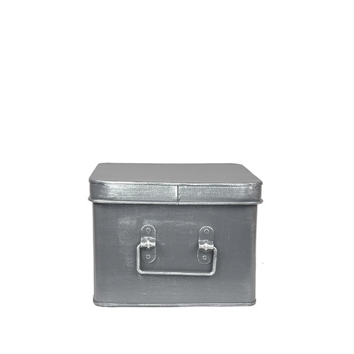Rechthoekige LABEL51 opbergbox van antiek grijs metaal met deksel en handvatten, afmeting 27x21x16 cm.
