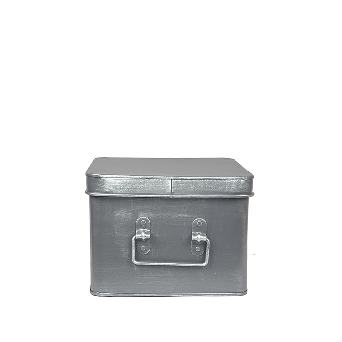 Rechthoekige LABEL51 opbergbox van antiek grijs metaal met deksel en handvatten, afmeting 27x21x16 cm.