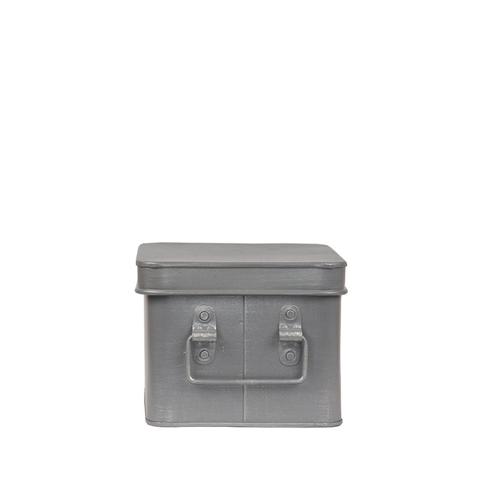 Compacte LABEL51 media-opbergkist van antiek grijs metaal met handvat, 22x17x13 cm.