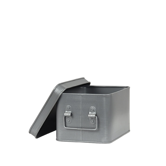 LABEL51 compacte media-opbergkist van antiek grijs metaal met handvat, 22x17x13 cm.