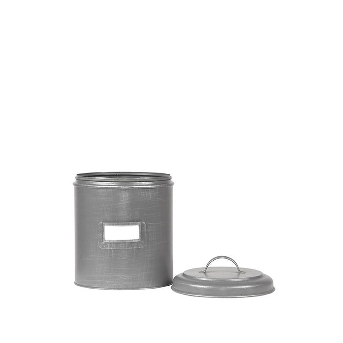 Antiek grijs metalen opbergblik van 20 cm hoog met deksel, hengsel en notitiehouder voor organisatie.