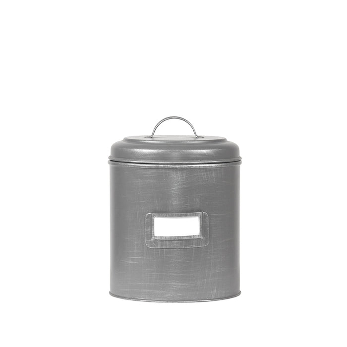 Antiek grijs metalen opbergblik van 20 cm hoog met deksel, hengsel en notitiehouder aan de voorzijde.
