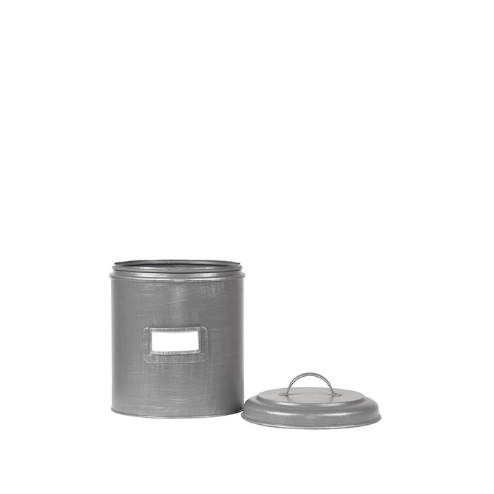 Antiek grijs metalen opbergblik van 10x15 cm met deksel, hengsel en notitiehouder aan de voorzijde.