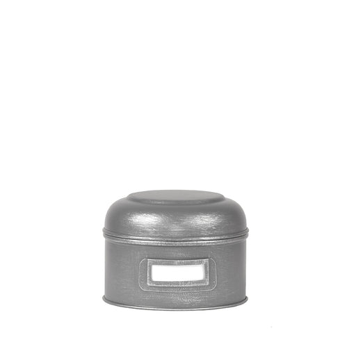 Klein rond opbergblik van antiek grijs metaal met deksel en labelhouder, 13x13x10 cm.