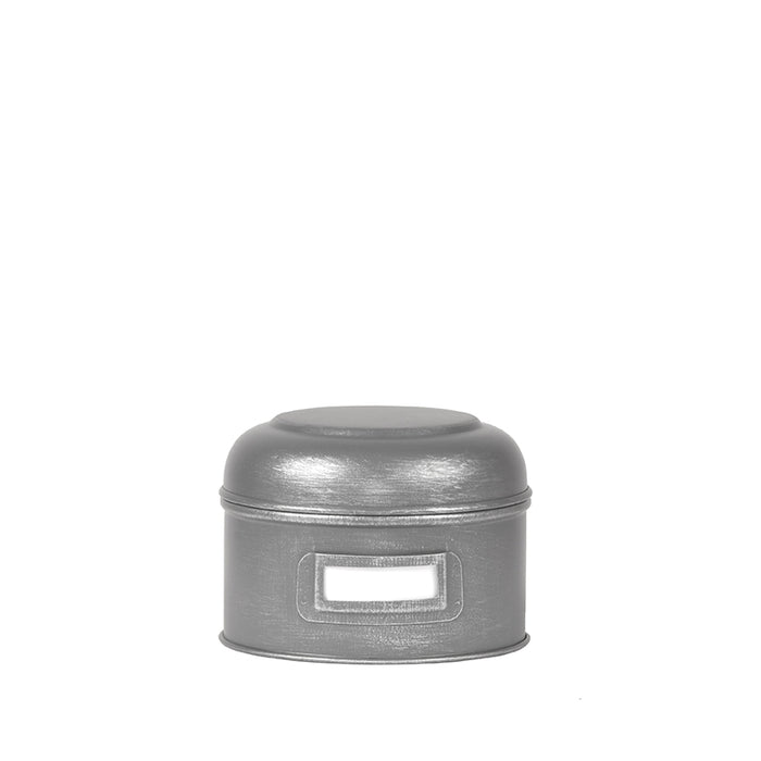 Klein rond opbergblik van antiek grijs metaal met deksel en labelhouder, 13x13x10 cm.