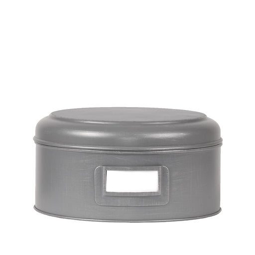 Rond, antiek grijs metalen opbergblik van 25 cm met deksel en handige notitiehouder aan de voorzijde.