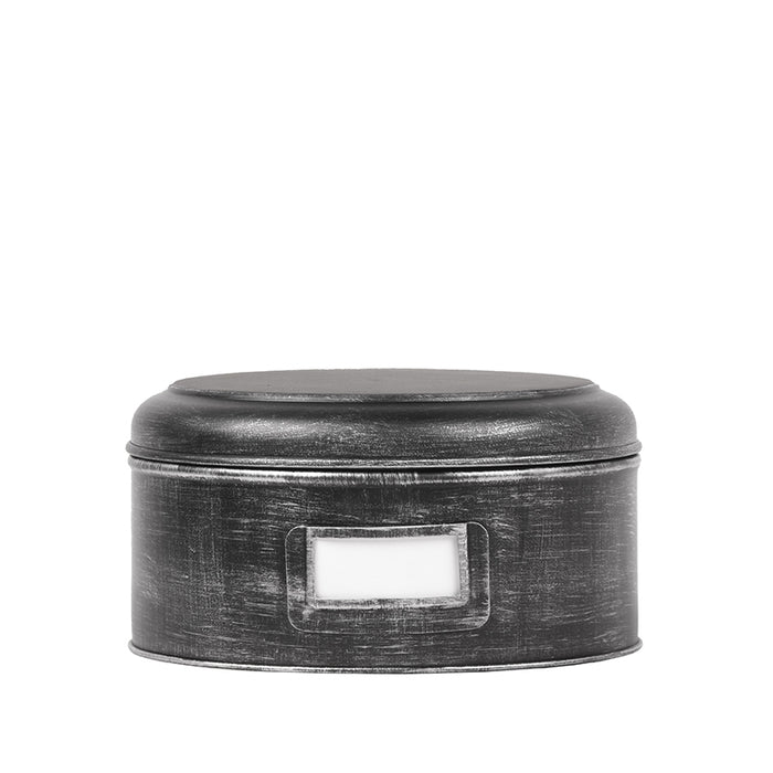 Rond LABEL51 opbergblik van antiek zwart metaal met deksel en labelhouder, 25x25x13 cm.