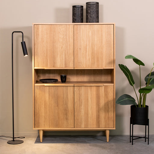 LABEL51 Jule bergkast van naturel eikenhout met geribbelde deuren en open vak, afmeting 110x49x158 cm.